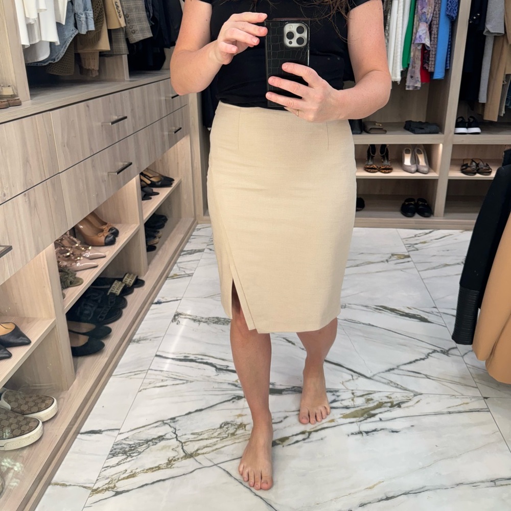 White House Black mMarket Elegant Beige Pencil Skirt, size 4.